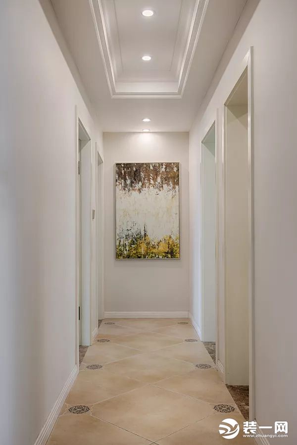过道地面同样铺设上深浅色交替的仿古砖，同时在走廊尽头挂一副抽象画，让这个走廊也充满独特的意境