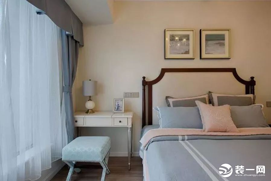 主卧整体淡雅的空间格调，搭配上一套灰色调的床单，整个空间都显得清闲舒适又端庄大方