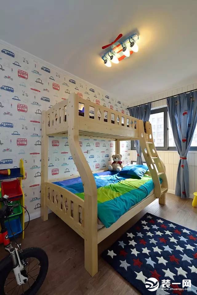 儿童房单面墙纸 把整体空间童趣营造出来 灯具地毯跟墙纸色系整体搭配
