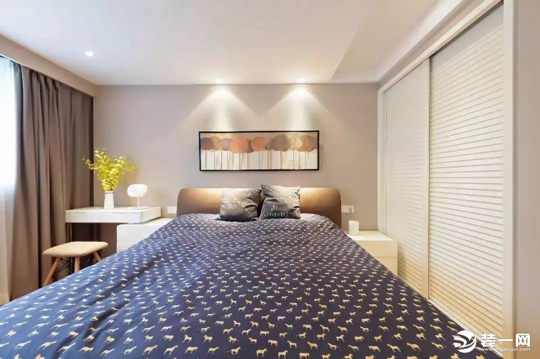 主卧室的背景色 改成了简约的浅灰色系 搭配灰色系的窗帘 打造一种静谧的感觉 适合睡觉