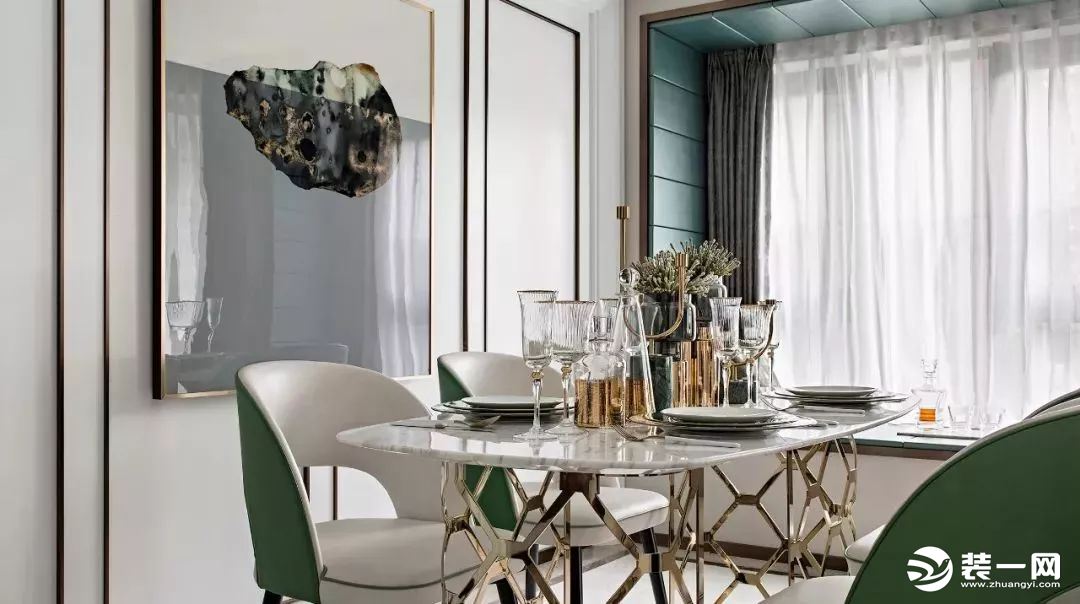 餐厅和客厅的设计大部分相同，同样是铜艺底座和大理石台面结合的餐桌，布艺餐椅选择了白色和草绿色的结合