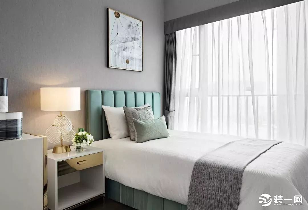 次卧的设计就会简单许多，灰色的背景墙和窗帘、草绿色的床头靠背、白色的床品和纱帘，整个次卧给人一种简单