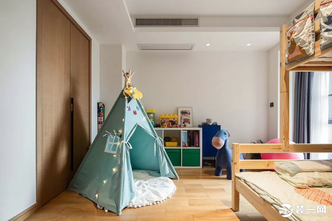 儿童房内留出了角落空间给来孩子打造娱乐区，帐篷加上地毯、可爱的玩偶、小矮柜等等结合起来