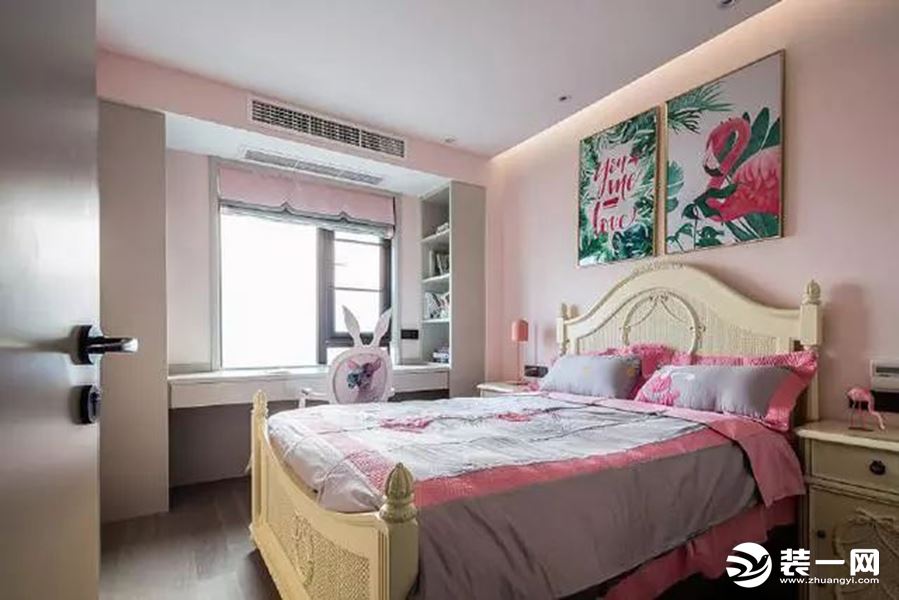 次卧是孩子的房间，粉色的背景墙融入清新田园的装饰画，美式的大床，搭配粉灰相间的床品