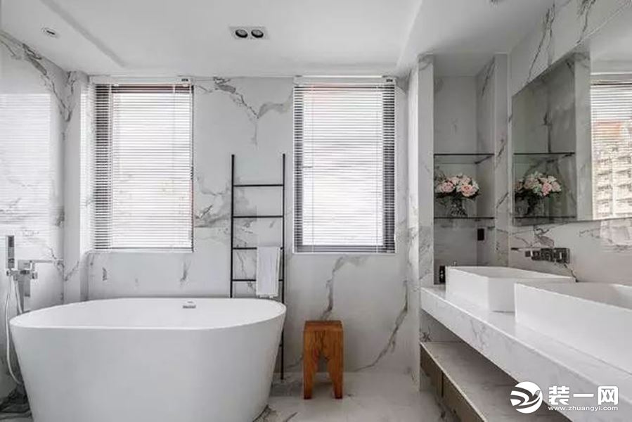 兼具美观与享受的卫生间，白色仿古瓷砖墙地面铺置，白色的洗漱台、浴缸，干净整洁，非常亮丽