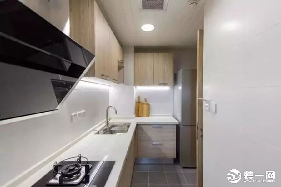 厨房装修简洁漂亮，就是空间有点小，其他都很满意，原木色搭配白色还是很耐看