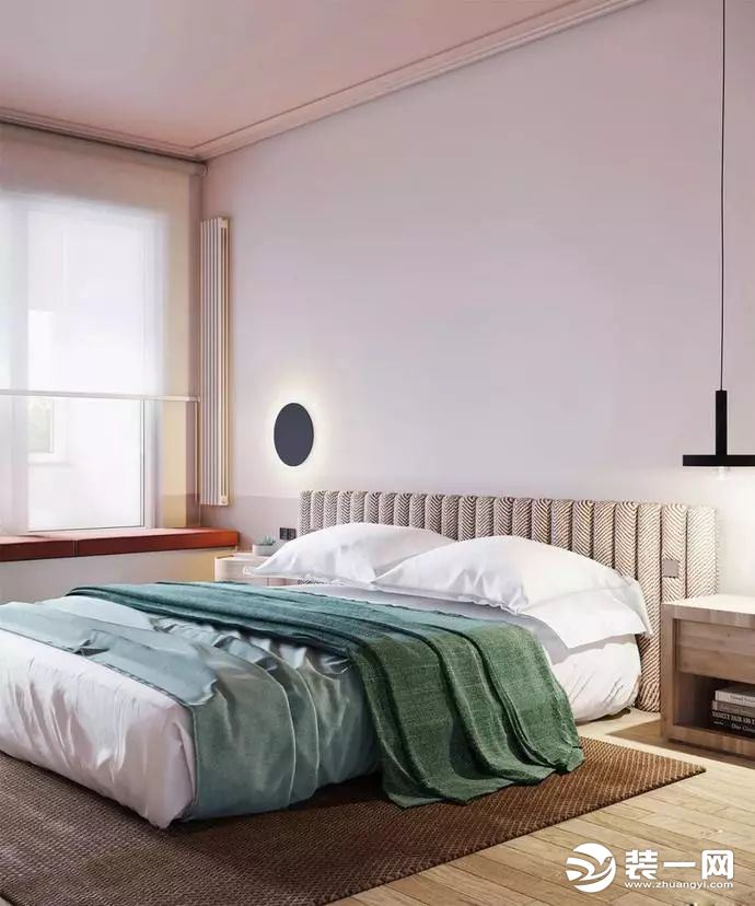 主卧室采用两种柔和的对比色调，营造出层次感。一个圆形的黑色壁灯看起来像一个的日食