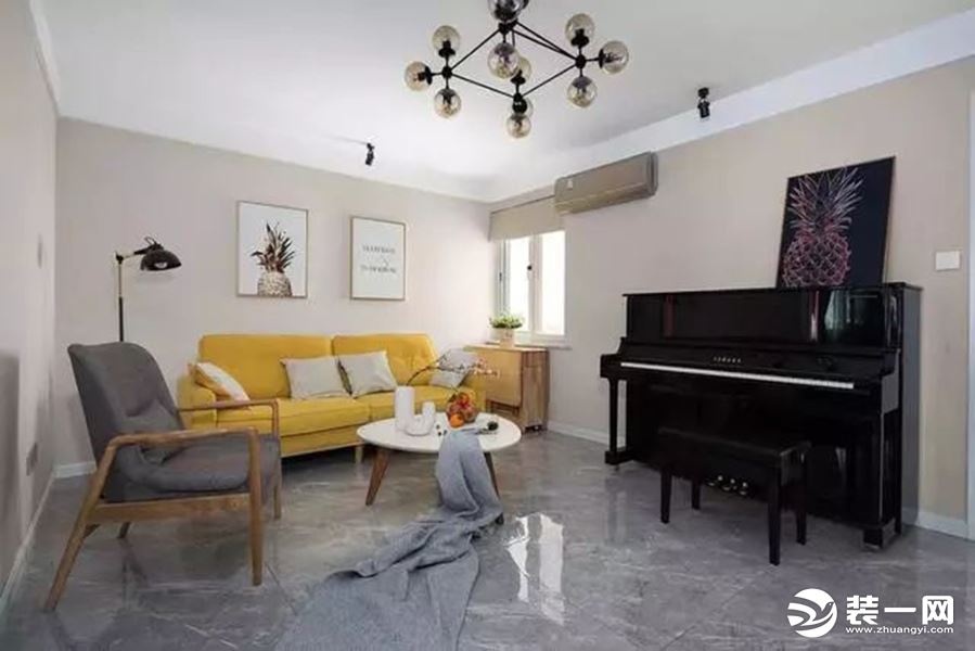客厅面积虽然不大，但设计可实用了。除了日常的待客休闲沙发区，还摆上了一架钢琴