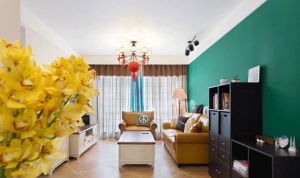 高级的配色会让房间质感提高好几个档次哦。墨绿色干净大胆，很有冲击力，无可厚非地成为客厅的亮点。