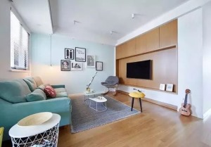 简单的原木色地板，延伸到电视背景墙上， 让整个空间更加简单质朴。搭配纯色的家具和装饰品