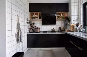 黑白相间的厨房，强烈对比色让空间更加整洁