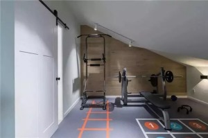 楼上的空间，专门隔出来一间作为活动室，里面是各种健身器材，私人的健身馆也很不错哦。