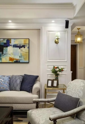 客厅，沙发背景墙的装饰画具有后现代抽象派格调。布艺的沙发加靠枕，真的好舒服！