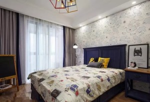 男孩房更偏向于逻辑，深色木床显示男孩的稳重大气，富有童趣的墙纸和床品布衣给空间增添了活力。
