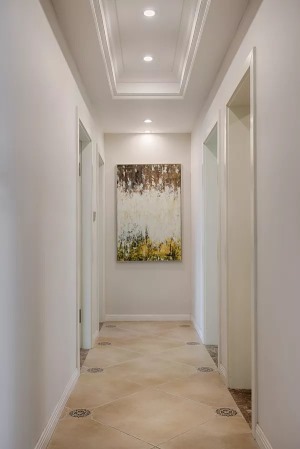 过道地面同样铺设上深浅色交替的仿古砖，同时在走廊尽头挂一副抽象画，让这个走廊也充满独特的意境