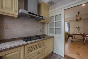 厨房的操作台是花岗岩材质的，结合上实木的橱柜，整体显得格外的奢华大方