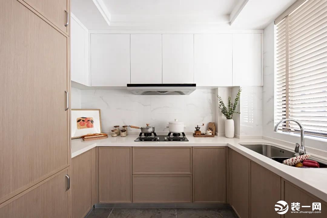 厨房以简洁的直线条分割出纯淨质朴的空间感，装饰画和花瓶软化了横平竖直的硬朗，断舍离之后只剩下简单的元