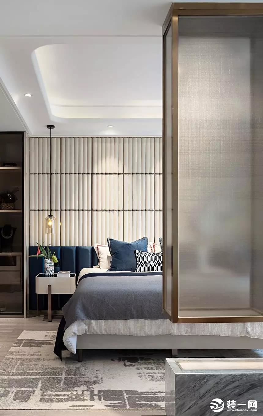 主卧室配置以质感、沉稳的新海派风格家具，在色彩上也以亮色调为主，加一些小面积的蓝色点缀，打造视觉焦点