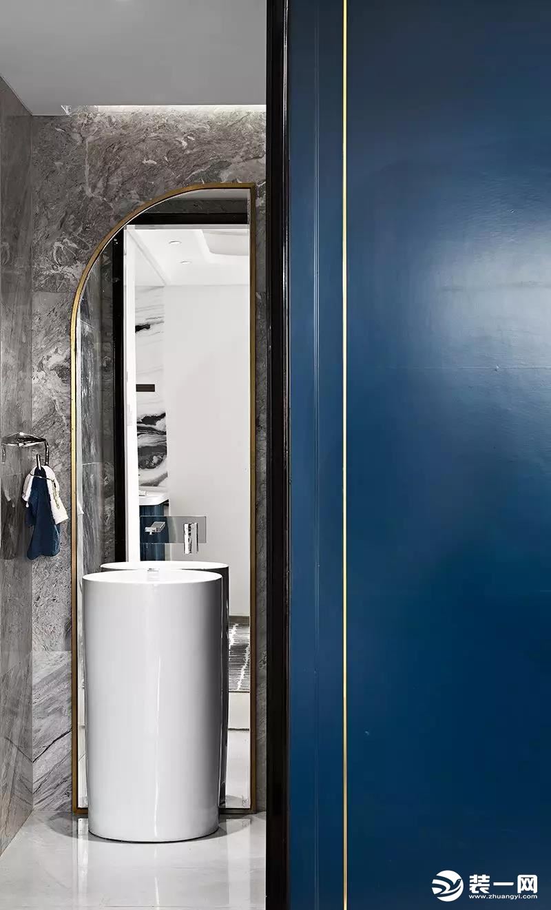 卫生间的设计依然延续蓝色的主色调，白色大理石材质和金色镶边相互映衬，赋予空间低调奢华的魅力，彰显高级