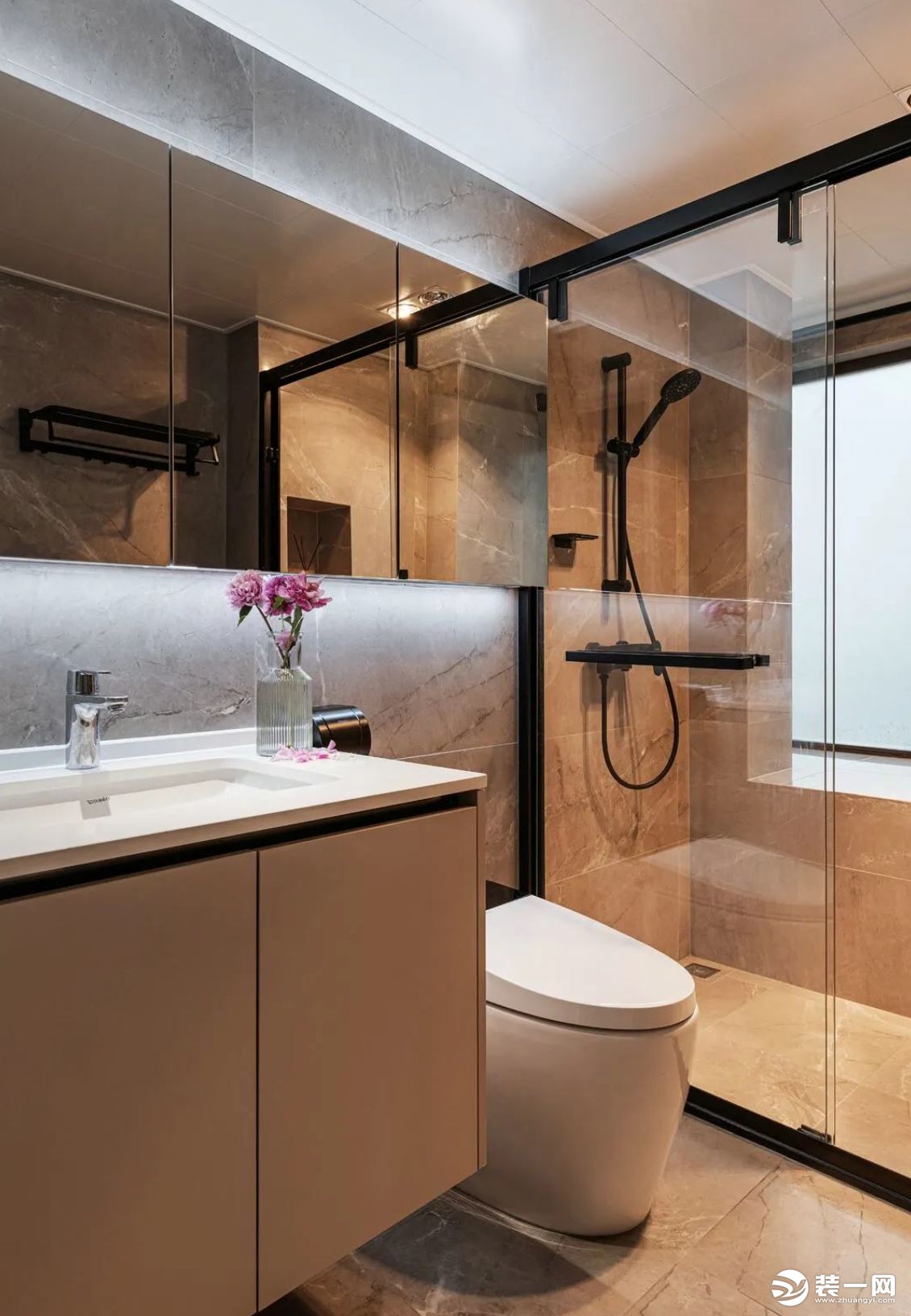 洗漱台 马桶 淋浴室置于同一空间，极好地将生活的便携与艺术融合