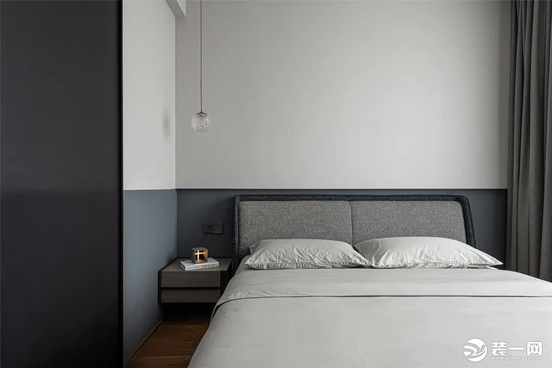 次卧以灰色来渲染理性深邃的空间氛围，搭配简洁的床品，还给居住者安静平和的独处时光。