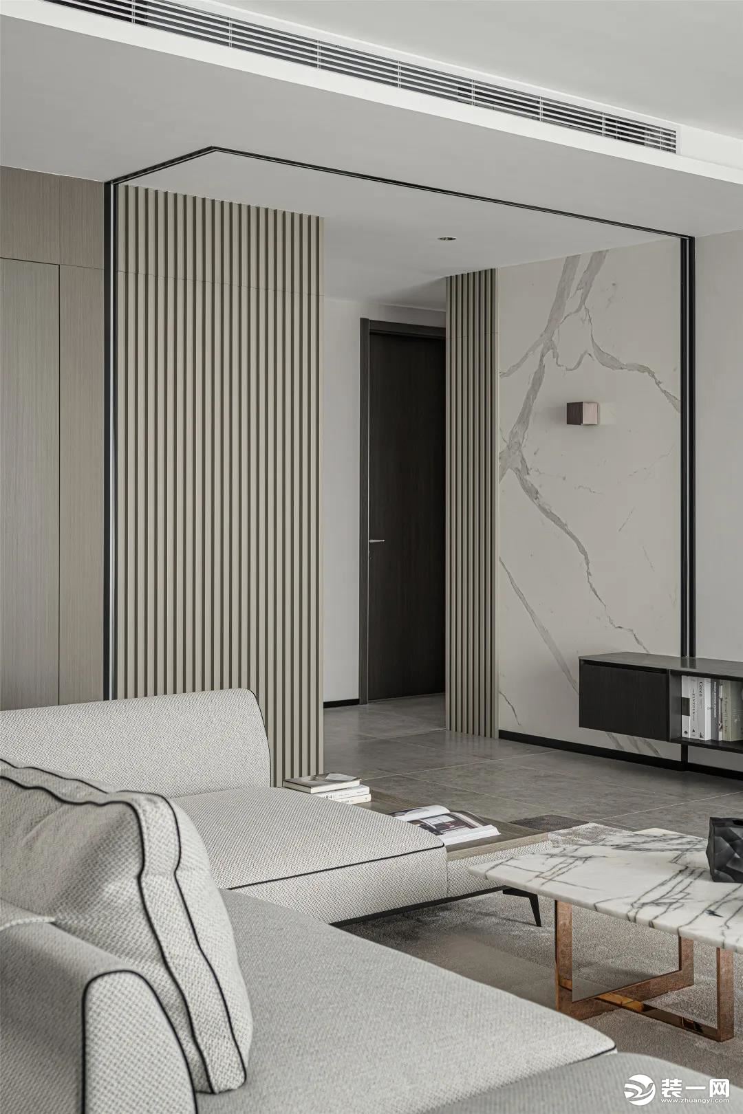 干练的直线、折线元素被灵活运用于室内，共同勾勒出客厅的空间感。