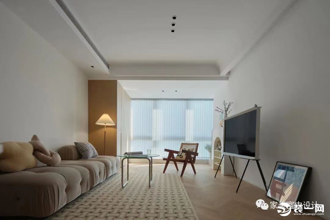 客厅空间强调的是一种简洁与舒适氛围，没有花哨的装饰和陈设，原木的质地让空间沉浸在柔和的氛围里。