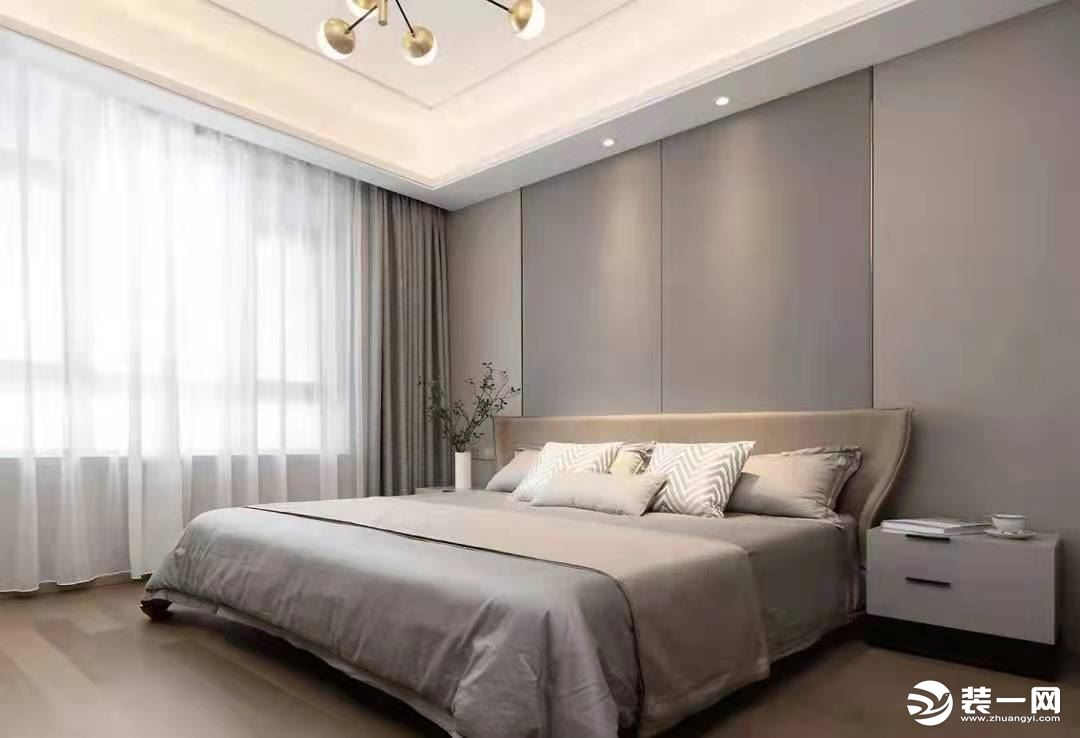 ▲主卧，床头背景墙采用不同灰度的饰面板装饰，加上金属线条的点缀，搭配柔软舒适的床品，营造出恬静舒适的
