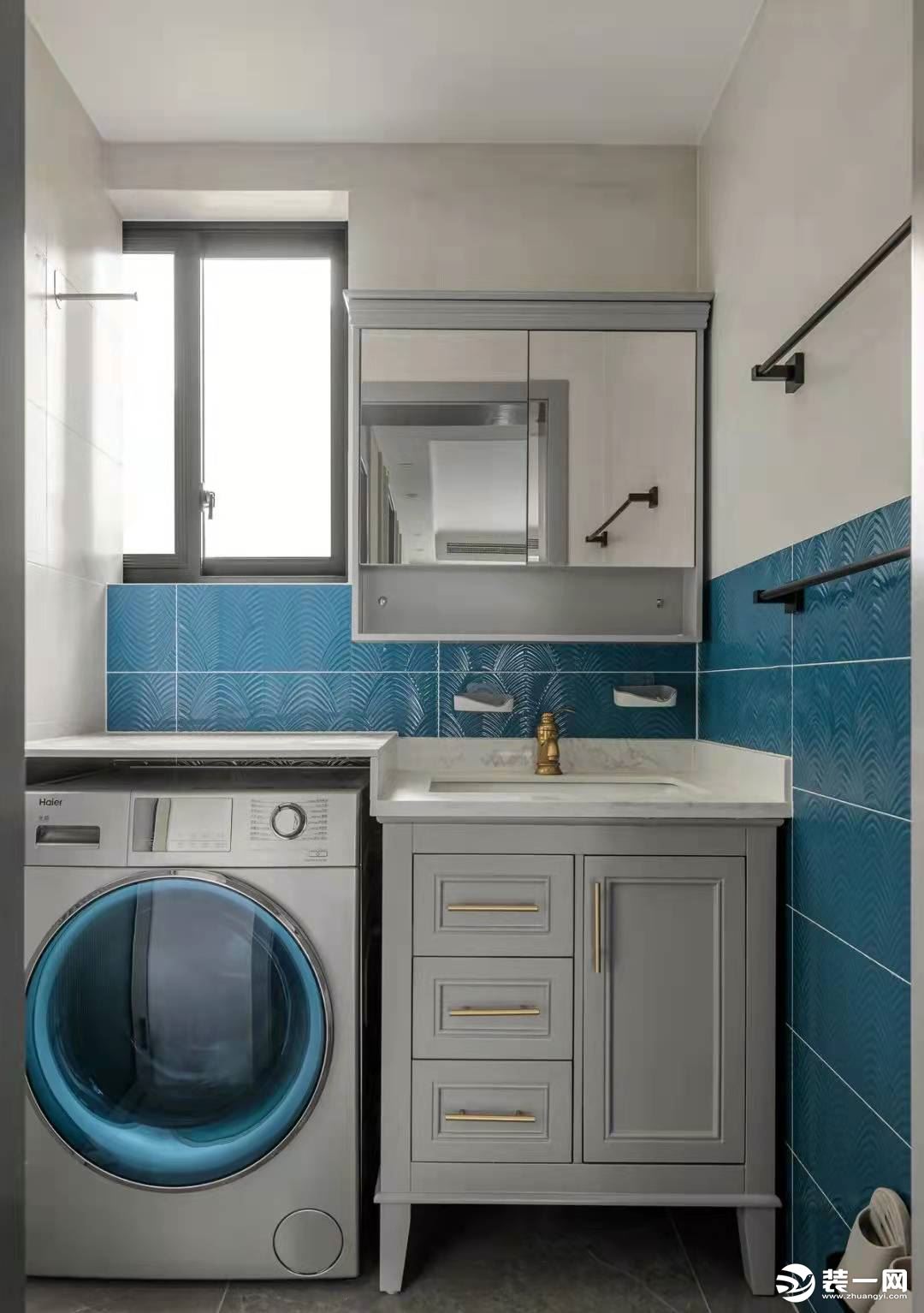 卫生间干区：将洗衣机嵌入到客卫的卫浴柜里，节省空间又增加了使用的台面