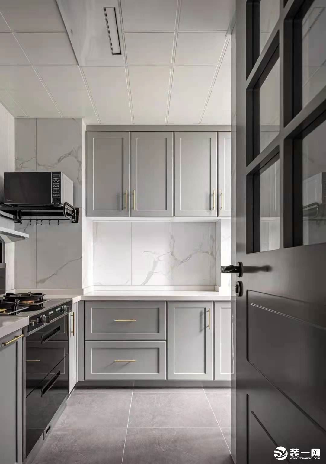 厨房：黑白灰色调的厨房空间，简约时尚又好打理，明亮大气