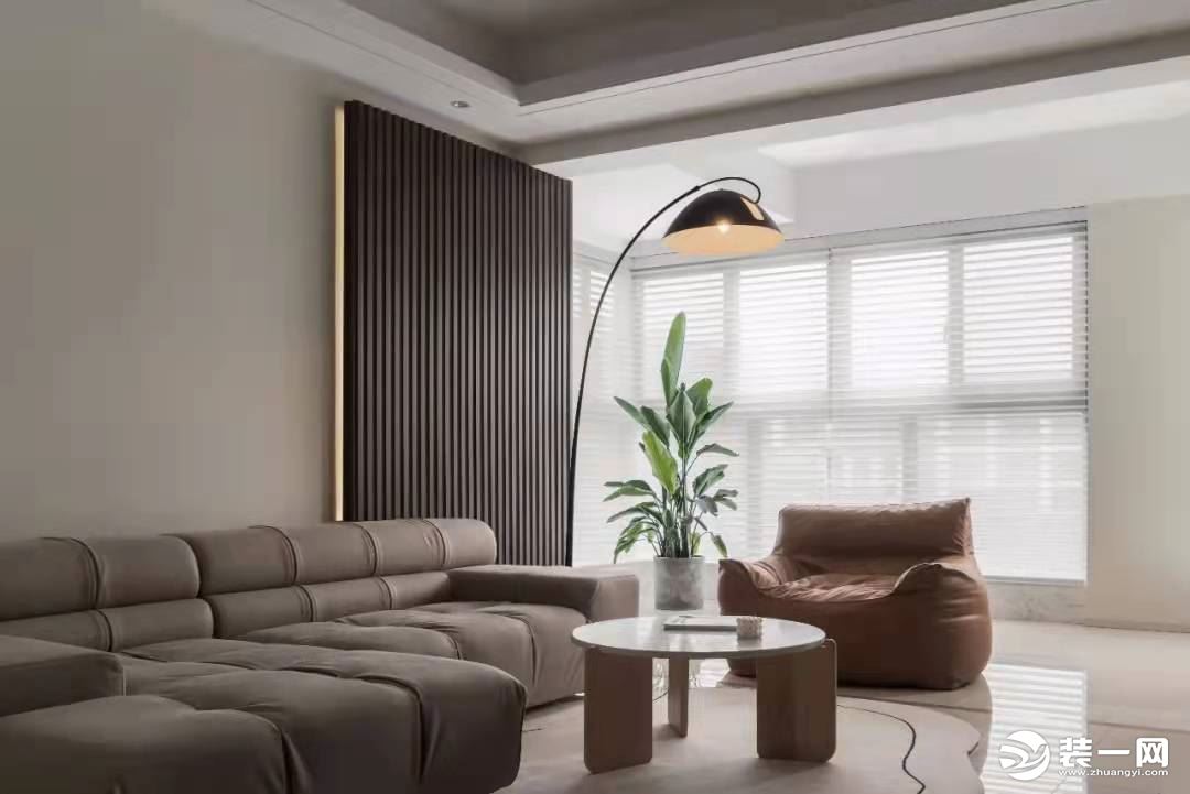 客厅选择温柔明朗的色块与线条，传达着屋主对温馨品质生活的追求与向往。