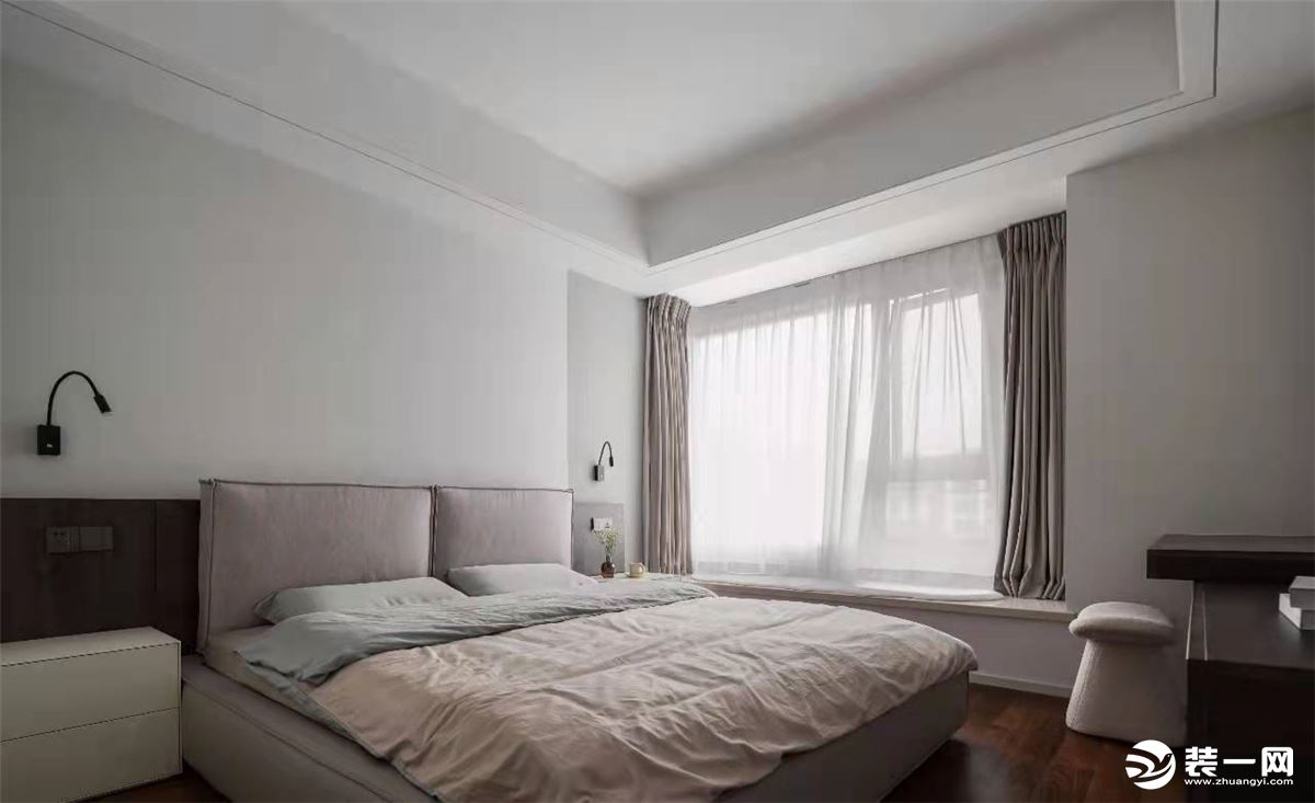温柔简约氛围从客厅蔓延至主卧，拼色墙面，柔软窗帘，在光线调和下，自显温和美好气质。