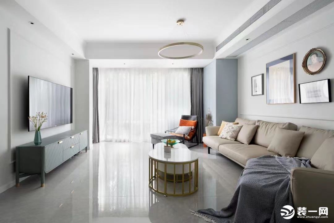 客厅的蓝色定制柜，米色沙发，还有千鸟格+活力橙的贵妃沙发，色彩以它独特的视觉语言创造出空间的层次。