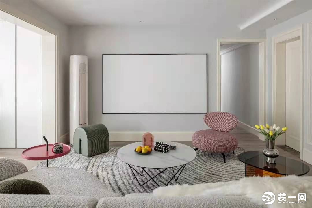 客厅空间中暖灰色的墙体和白色的顶面奠定了全屋简洁的基调，沙发和落地灯以优雅的弧形姿态勾勒出家的柔美与