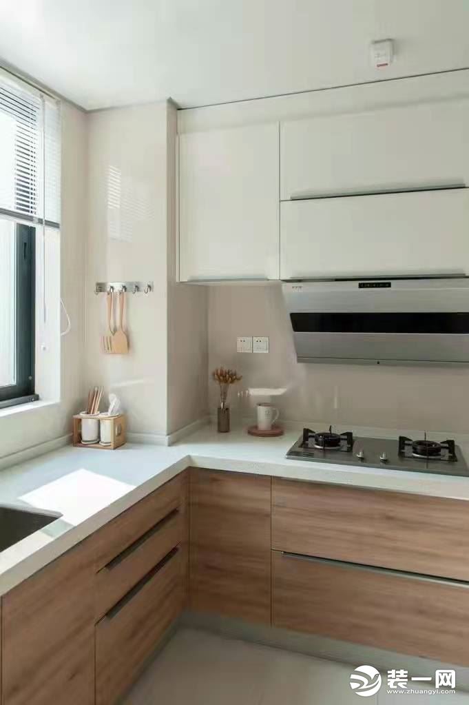 厨房上层柜门采用白色调，下层采用原木色，整体搭配起来非常有质感