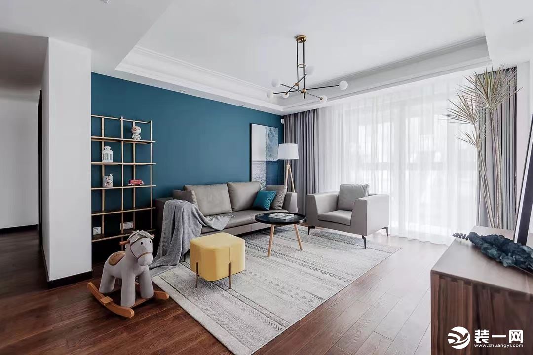 客厅以蓝白两色为主调，大面积玻璃窗带来良好的采光，营造通透明亮的空间氛围。