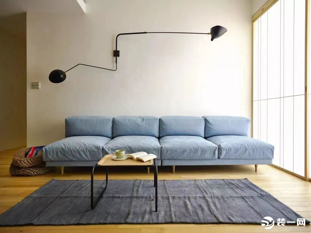 沙发和茶几也是比较低矮的家具，搭配地毯和蒲团，很有一种席地而坐的感觉。