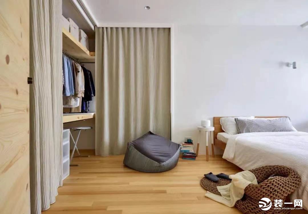 卧室的另一侧是做了嵌入式的衣柜，用帘子来代替柜门，这样拿衣服也更方便一些。