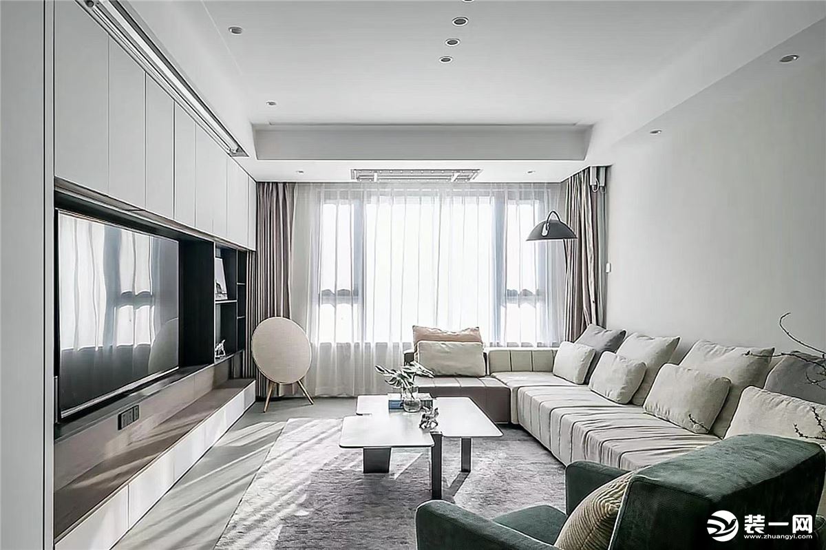 以简约线条的沙发，将客厅的脉搏紧紧把控，聚焦轻奢的格调。