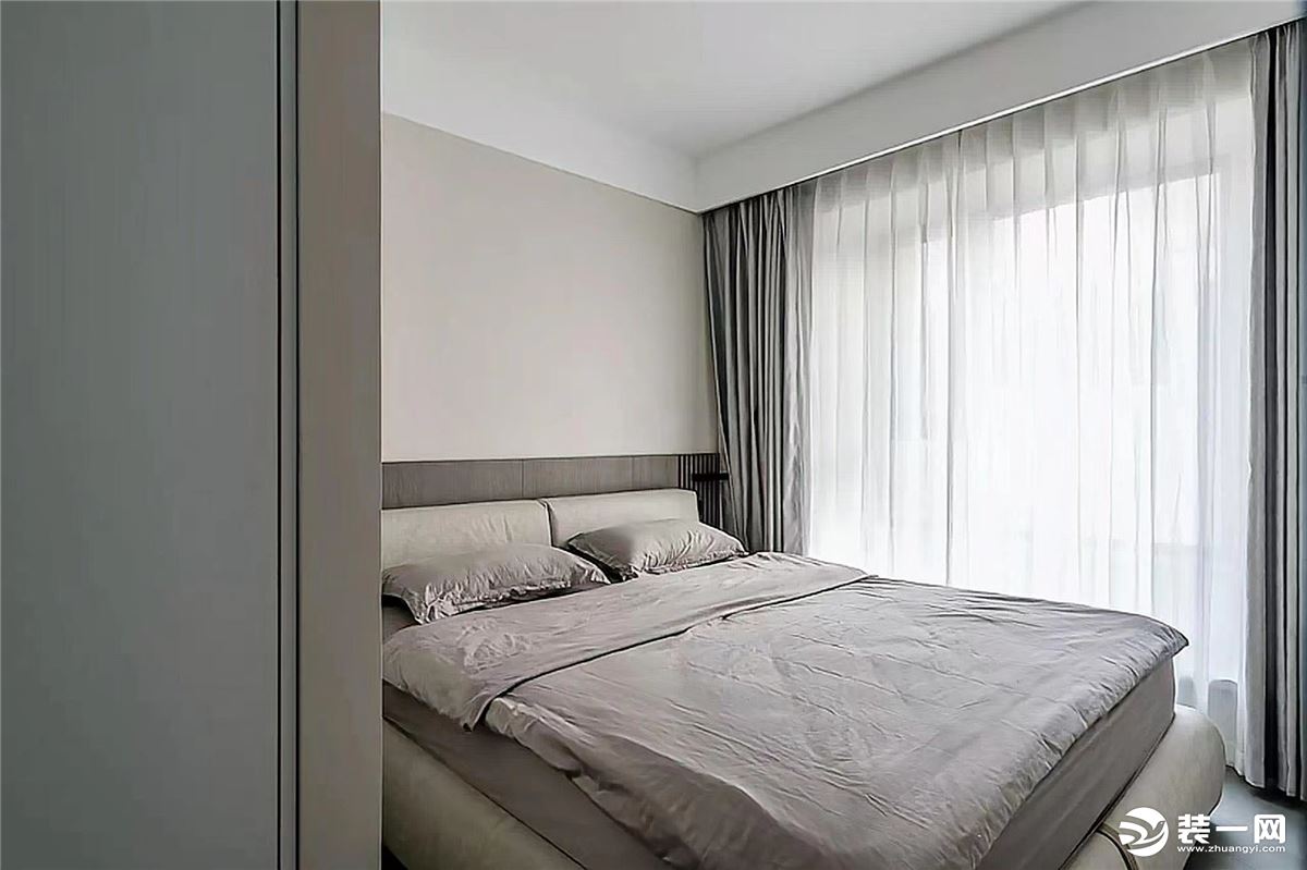 次卧空间简洁，深灰色床头与窗帘呼应，让空间更加含蓄。
