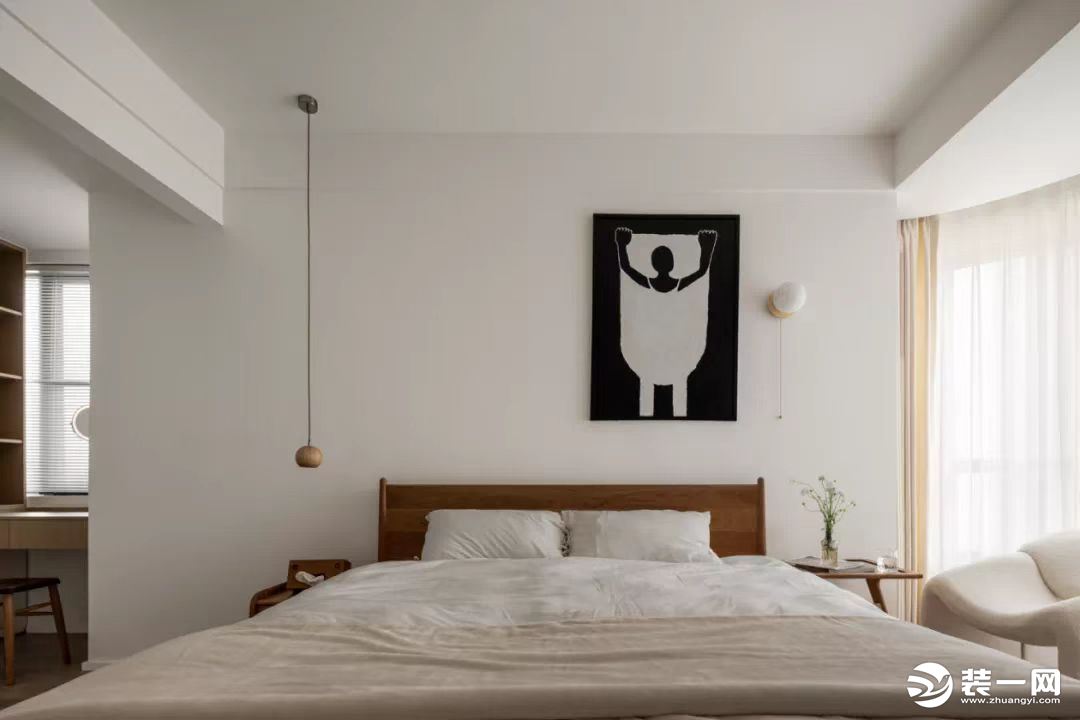 主臥的設計延續公區的色調、材質為保證臥室的尺度舒服，大白墻+原木，簡單而平凡。