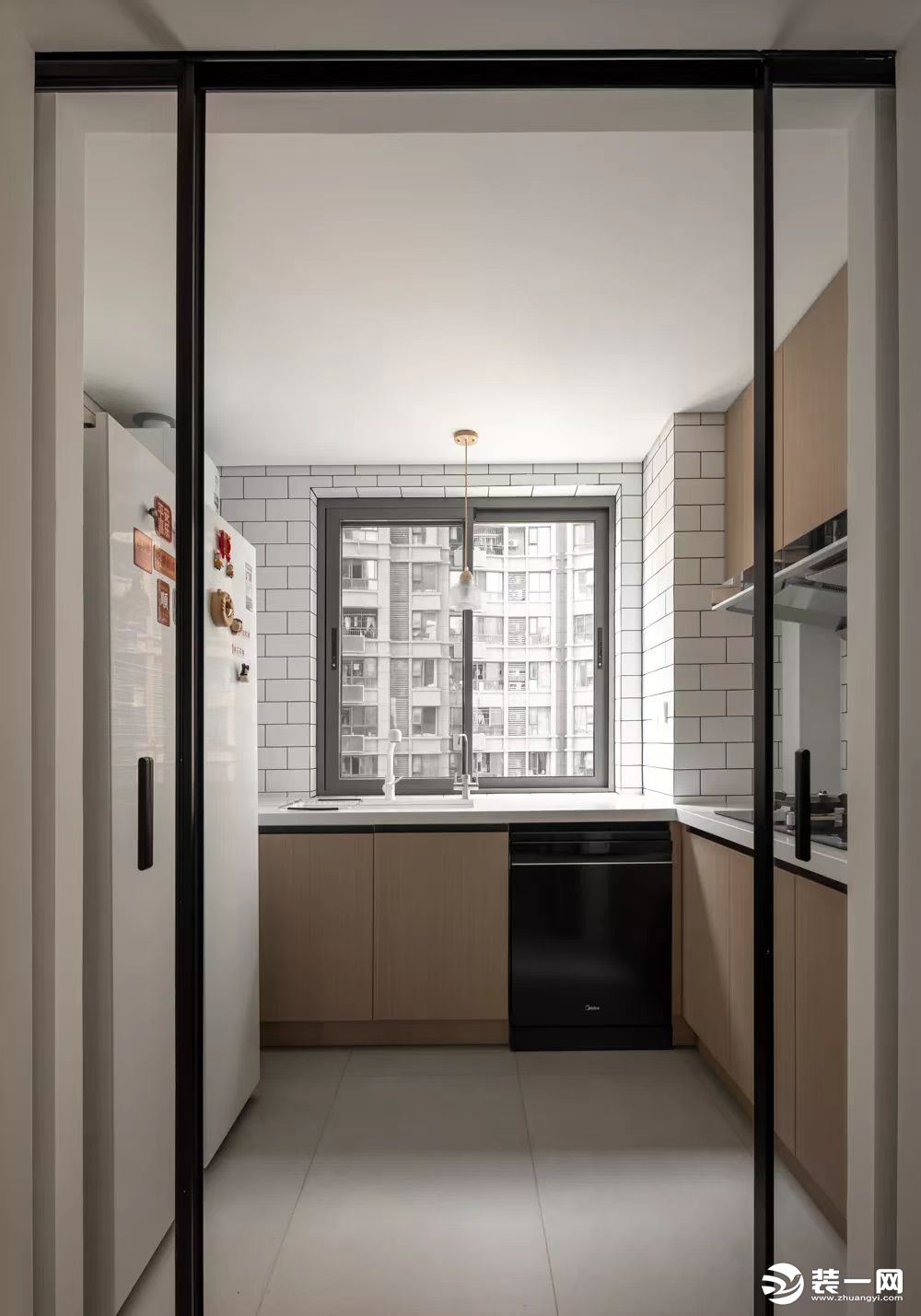 小廚房采用L型定制櫥柜，與雙開門大冰箱形成U型布局的廚房。