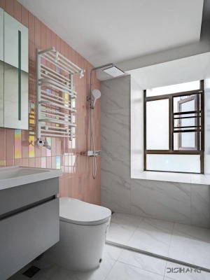 浴室的一面闪光墙采用幻彩砖加光面砖组合