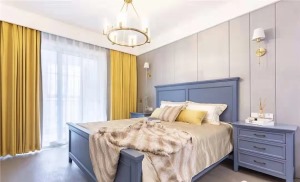 ▲主卧，床头背景墙采用大地色的硬包设计，加上极佳的线条感，时尚现代有层次感。蓝灰色床体+床头柜，搭配