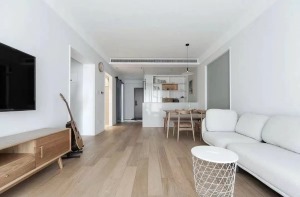 ▲客厅，大面积留白搭配原木地板，营造出清爽自然的家居环境。纯白的布艺沙发柔软舒适，摒弃笨重的大茶几，