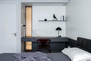 主卧：颜色稍深的床头和桌面，在黑白中添加了灰色和红色，自然又感性，整个房间宽敞又明亮