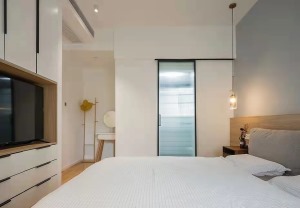 主卧，床头背景墙采用木质护墙板+灰蓝色墙漆的组合，搭配两侧对称的黄铜玻璃吊灯，营造出精致浪漫的睡眠氛