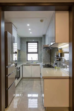 廚房的采用開放式的廚房，使整體空間更大，實用性更強