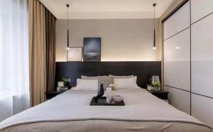 卧室采用了白色调为主，床头的的灯具采用了吊灯的设计，相互不影响休息