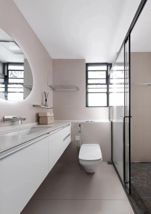 这是卫生间的照片，主卫融合了女主人的喜好选择了意大利加德尼亚的雅粉瓷砖